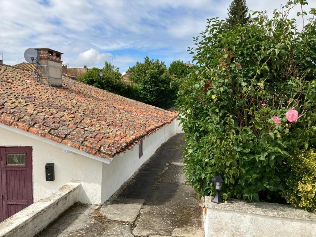 Gite Des Tournesols Oradour-Fanais Exterior foto