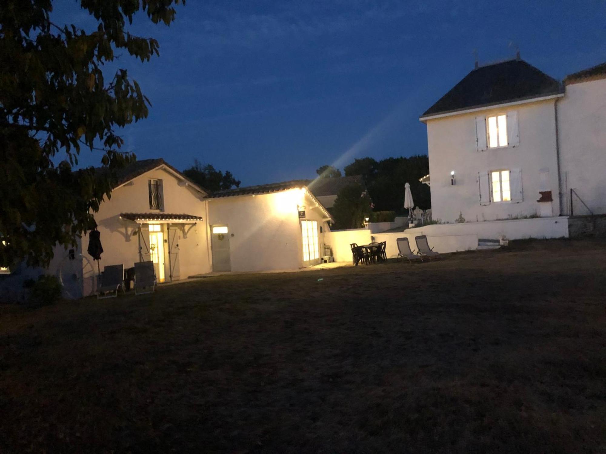 Gite Des Tournesols Oradour-Fanais Exterior foto