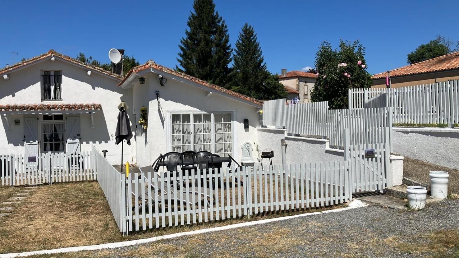 Gite Des Tournesols Oradour-Fanais Exterior foto